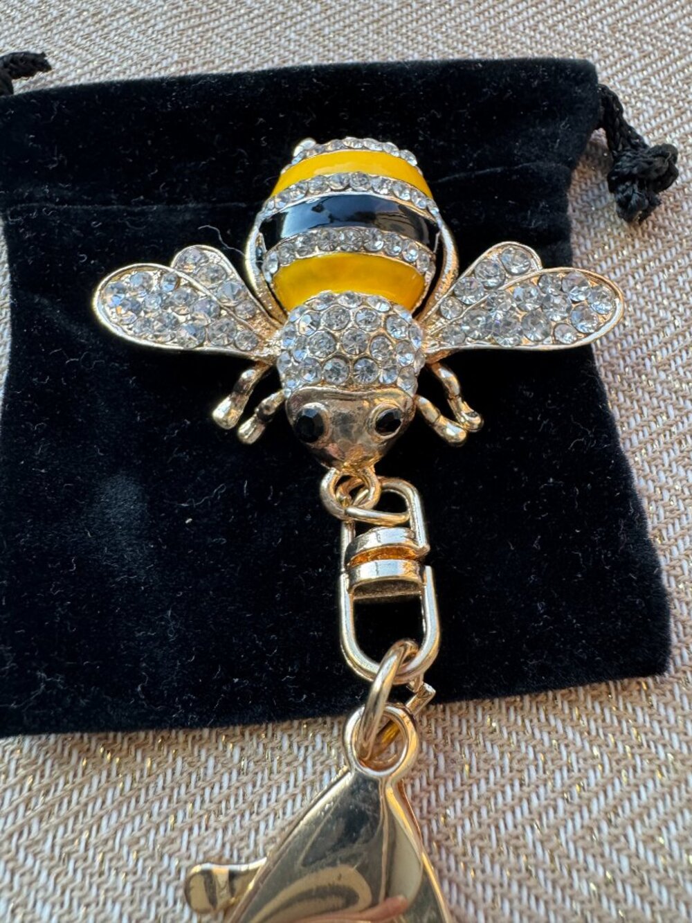 Beautiful Rhinestone Bee Key Ring - Picture 3 of 5